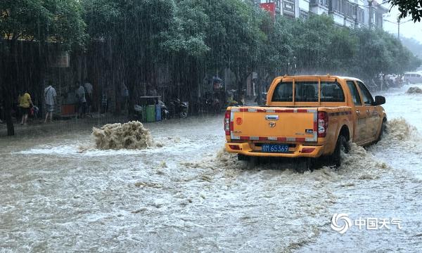 广西河池多地暴雨成灾 阻碍群众交通出行