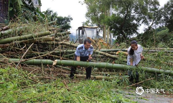 广西河池多地暴雨成灾 阻碍群众交通出行