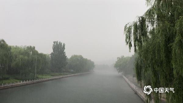 外出带伞！北京出现明显降雨 部分路段已有积水