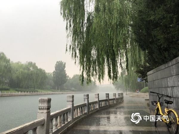 外出带伞！北京出现明显降雨 部分路段已有积水