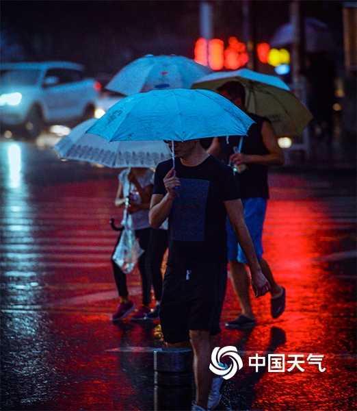 重庆傍晚突降暴雨！市民蹚水前行