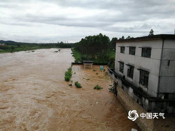 广东三连雨似瓢泼 城区淹水公路滑坡