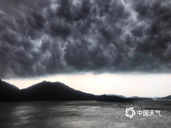 暴雨前夕 广东高州“黑云压顶”犹如科幻大片