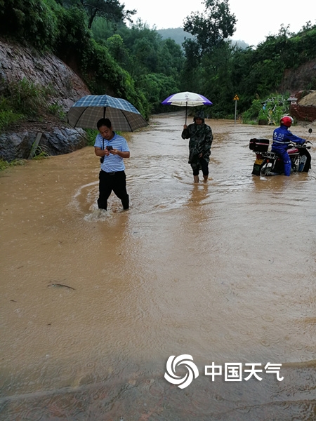 强降水来袭 广东龙川受淹严重出现滑坡险情