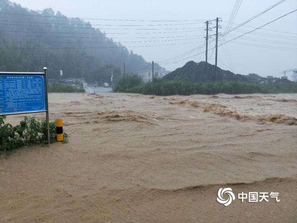 广东三连雨似瓢泼 城区淹水公路滑坡