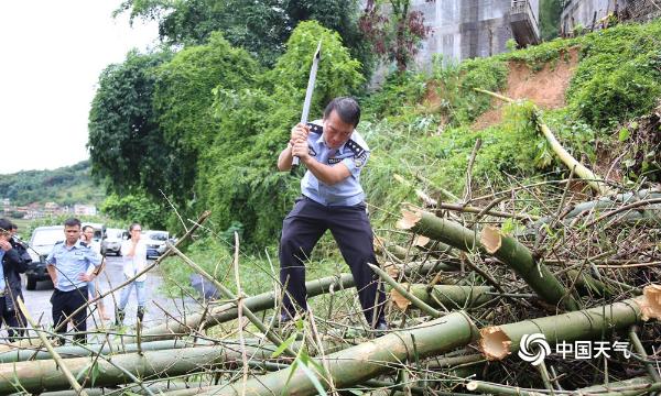 广西河池多地暴雨成灾 阻碍群众交通出行