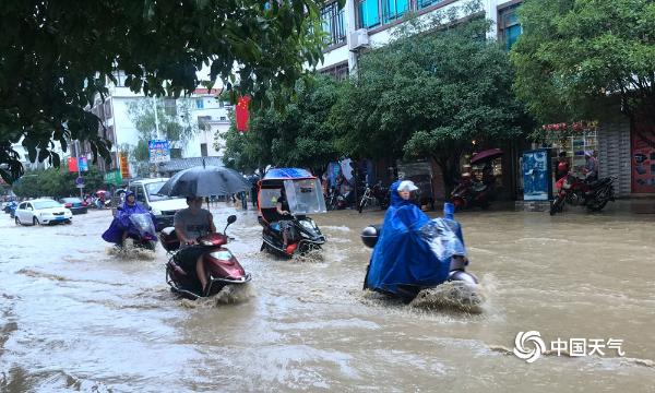 广西河池多地暴雨成灾 阻碍群众交通出行