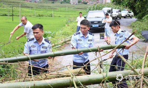 广西河池多地暴雨成灾 阻碍群众交通出行