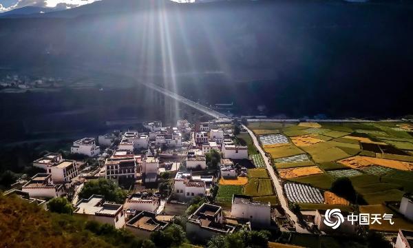 四川甘孜香巴拉 蓝天白云青稞黄