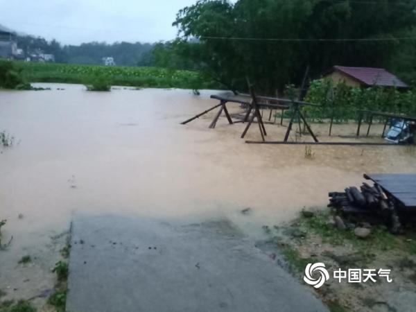 江西：强降雨转战南部 农田道路被淹 水库忙泄洪