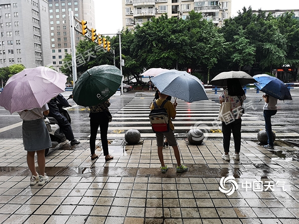 大到暴雨袭击重庆大部 多条高速公路临时封闭