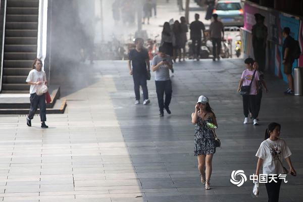 炎炎夏日 北京西单广场“喷雾降温”添凉意