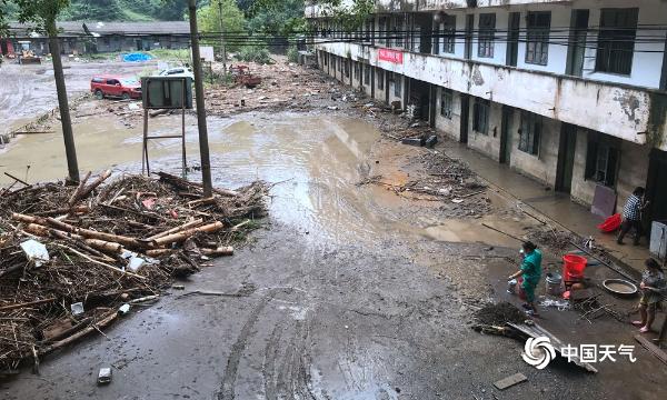 广西南丹县遭大暴雨袭击 受灾现场一片狼藉