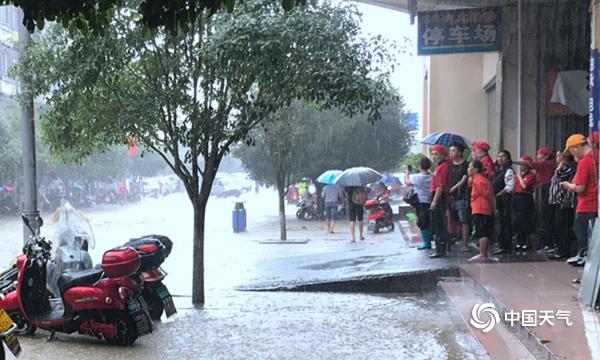 广西河池多地暴雨成灾 阻碍群众交通出行