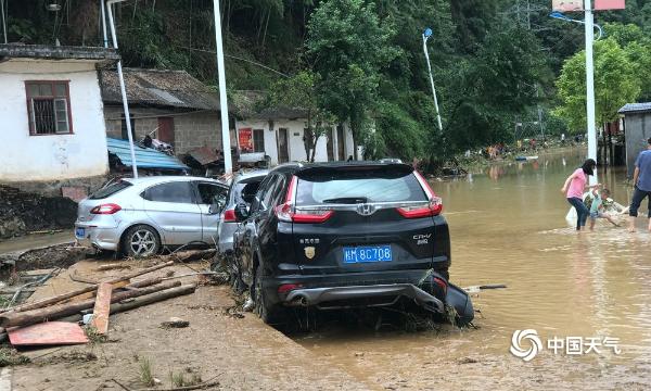 广西南丹县遭大暴雨袭击 受灾现场一片狼藉