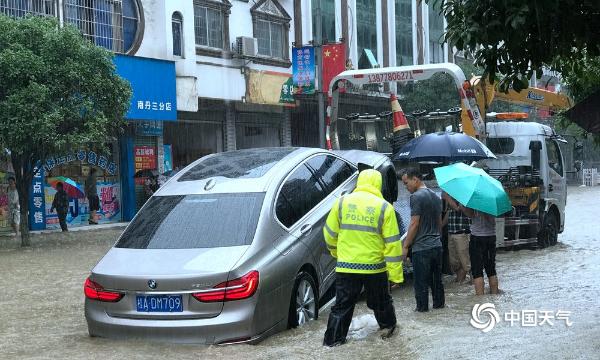 广西河池多地暴雨成灾 阻碍群众交通出行