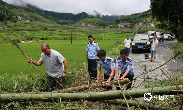 广西河池多地暴雨成灾 阻碍群众交通出行