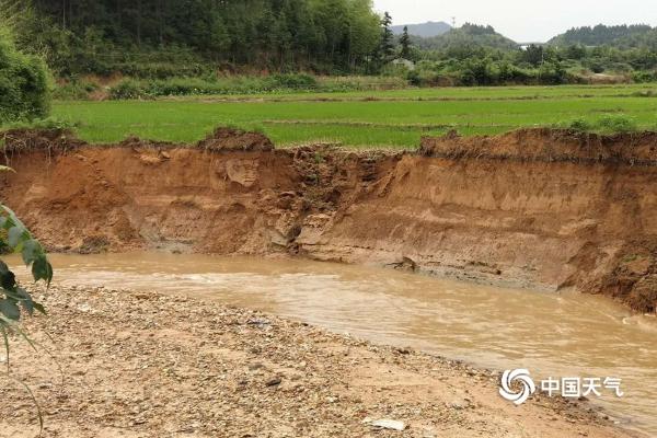 江西遭遇强降雨 多地农田及道路被淹