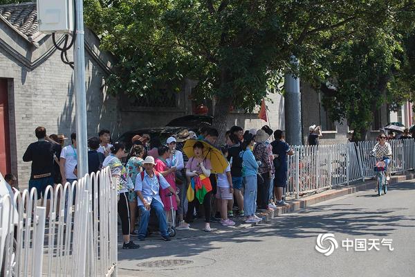 北京局地气温超41℃ 天安门故宫遮阳伞“花开成海”