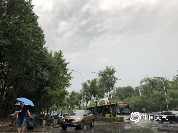 雷声滚雨倾盆 北京再现降雨“添堵”晚高峰