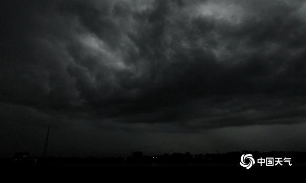 中俄界江黑龙江上空乌云密布 白昼变黑夜