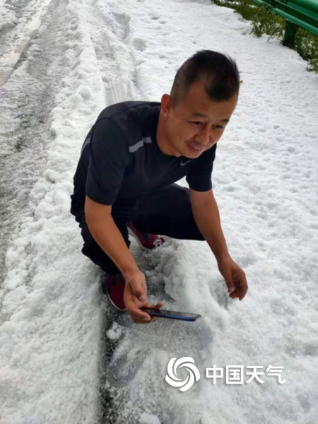 内蒙古辉腾锡勒草原遭遇冰雹袭击 最厚处没过脚