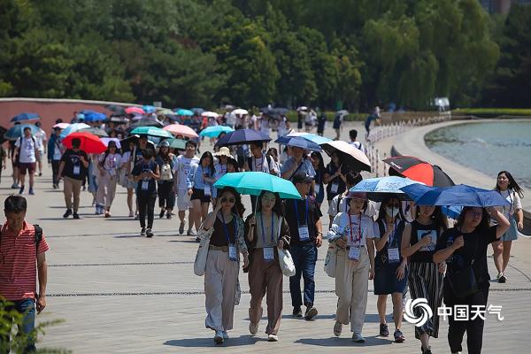 北京局地气温超41℃ 天安门故宫遮阳伞“花开成海”