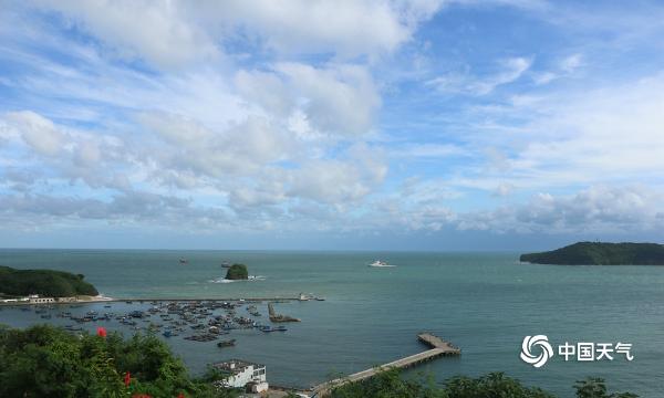台风外围云系覆盖广西沿海 涠洲岛上空乌云密布