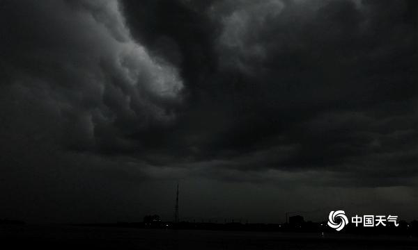 中俄界江黑龙江上空乌云密布 白昼变黑夜