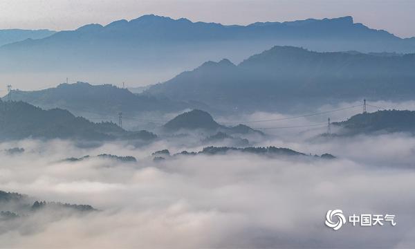 重庆南川：雨后云海翻腾 层层山峦时隐时现