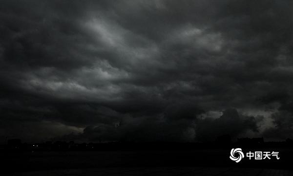 中俄界江黑龙江上空乌云密布 白昼变黑夜