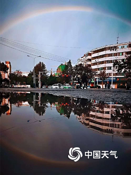 新疆和田雨后惊现双彩虹 持续半小时