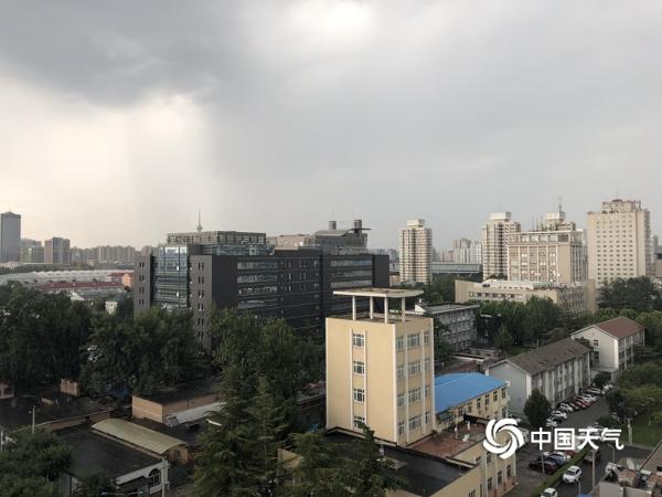 雷声滚雨倾盆 北京再现降雨“添堵”晚高峰