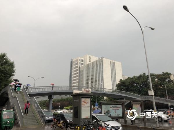 雷声滚雨倾盆 北京再现降雨“添堵”晚高峰