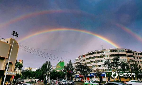 新疆和田雨后惊现双彩虹 持续半小时