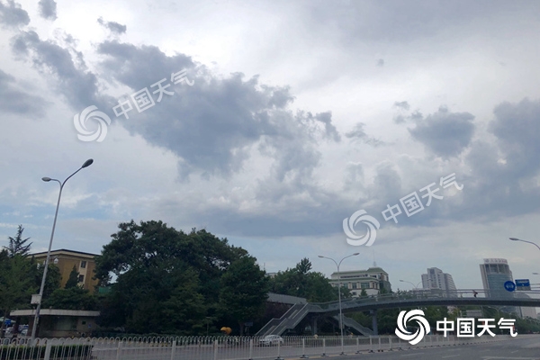 北京闷热模式持续 午后山区有雷阵雨