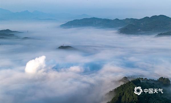 重庆南川：雨后云海翻腾 层层山峦时隐时现