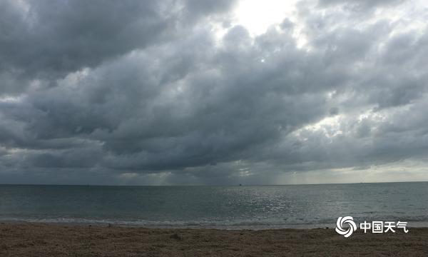 台风外围云系覆盖广西沿海 涠洲岛上空乌云密布