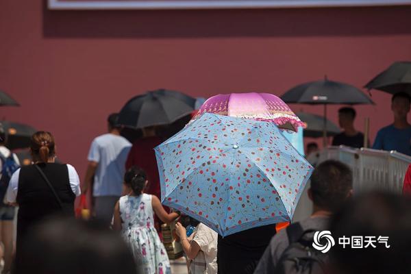 北京局地气温超41℃ 天安门故宫遮阳伞“花开成海”