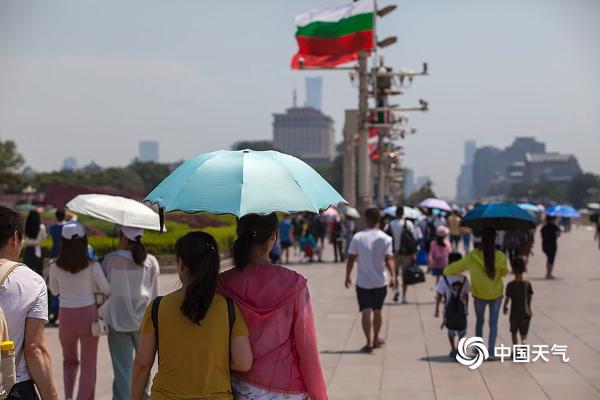北京局地气温超41℃ 天安门故宫遮阳伞“花开成海”