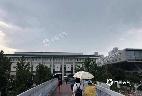 北京多区发布冰雹雷电预警 或影响晚高峰出行
