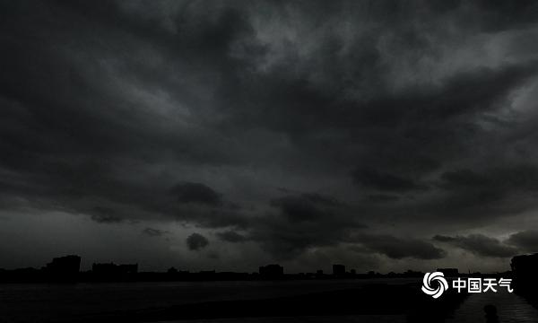 中俄界江黑龙江上空乌云密布 白昼变黑夜