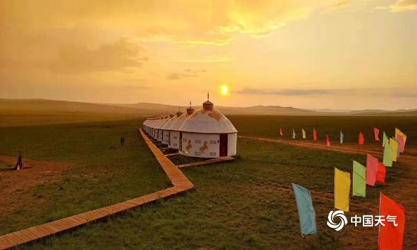 雨后夕阳下 金色的黑山头古城