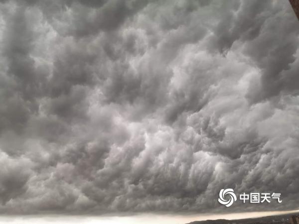 黑云压城城欲摧 乌兰察布惊现壮观积雨云