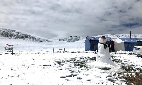 青海玉树7月遇“冰雪奇缘” 草原披银装