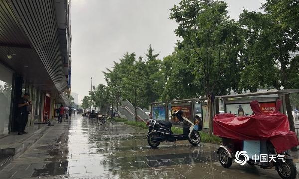 出门带伞！北京雷雨“打卡” 添堵早高峰
