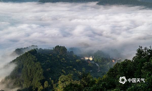 重庆南川：雨后云海翻腾 层层山峦时隐时现