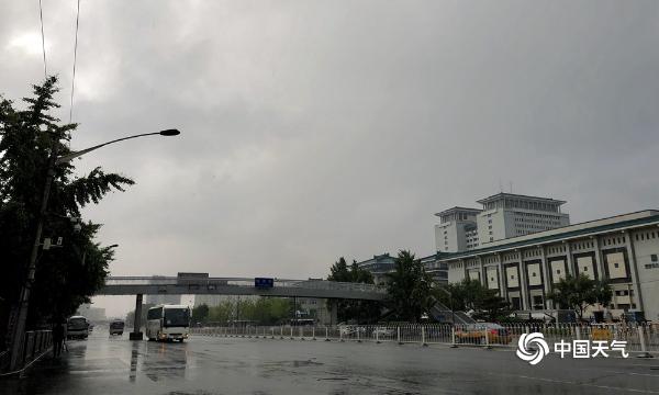 出门带伞！北京雷雨“打卡” 添堵早高峰