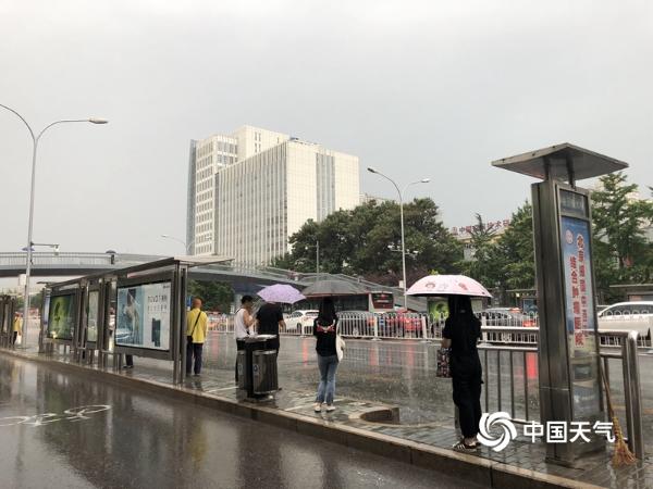 雷声滚雨倾盆 北京再现降雨“添堵”晚高峰