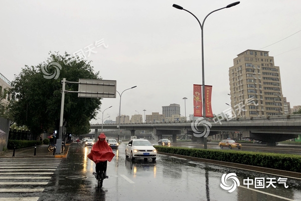 教师节北京雨水影响早高峰 海淀等4区暴雨预警中降温7℃
